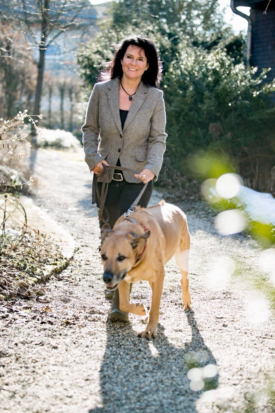 Tina Häussermann-Spremberg beim Spaziergang im Freien